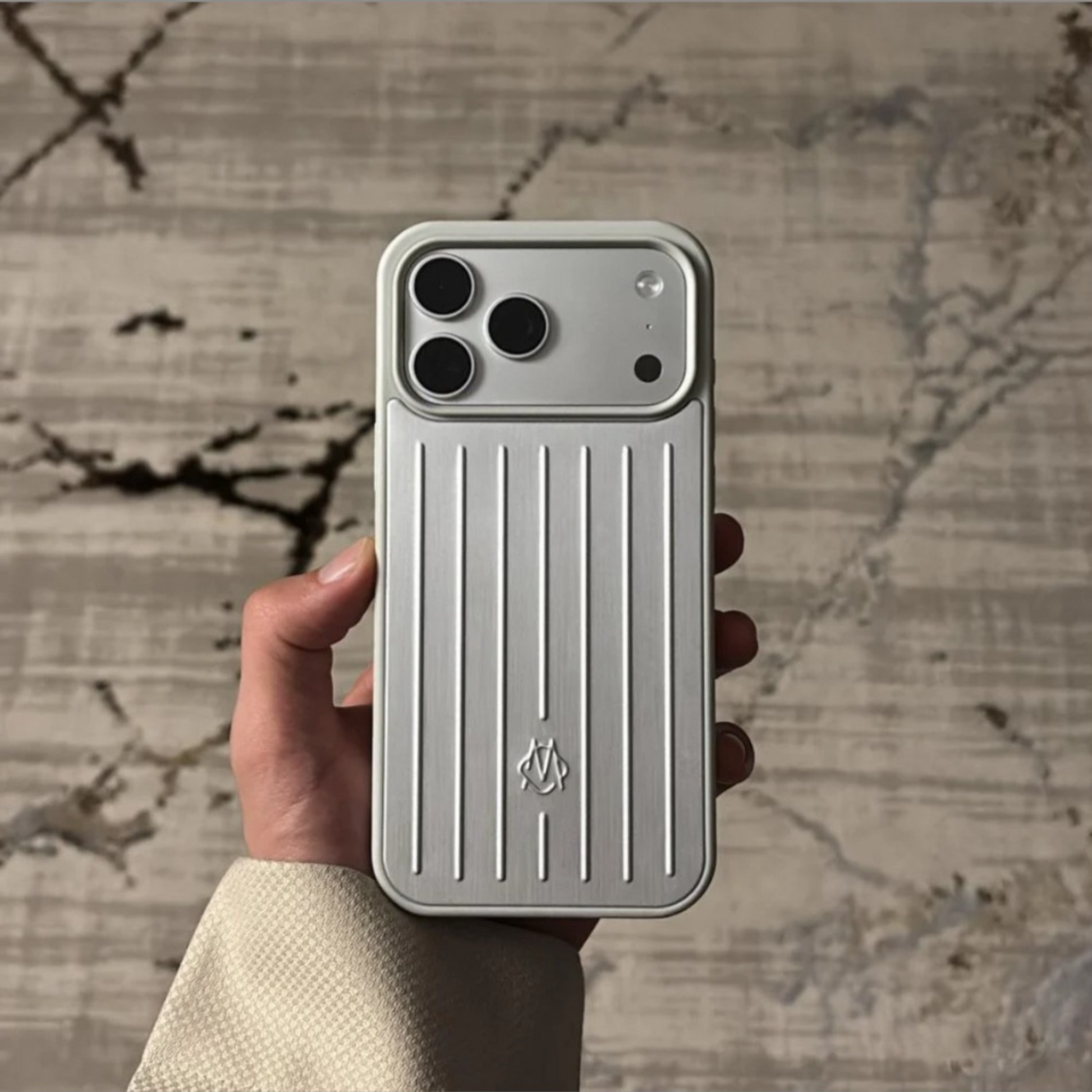 Coque iPhone style valise Rimowa blanc argent